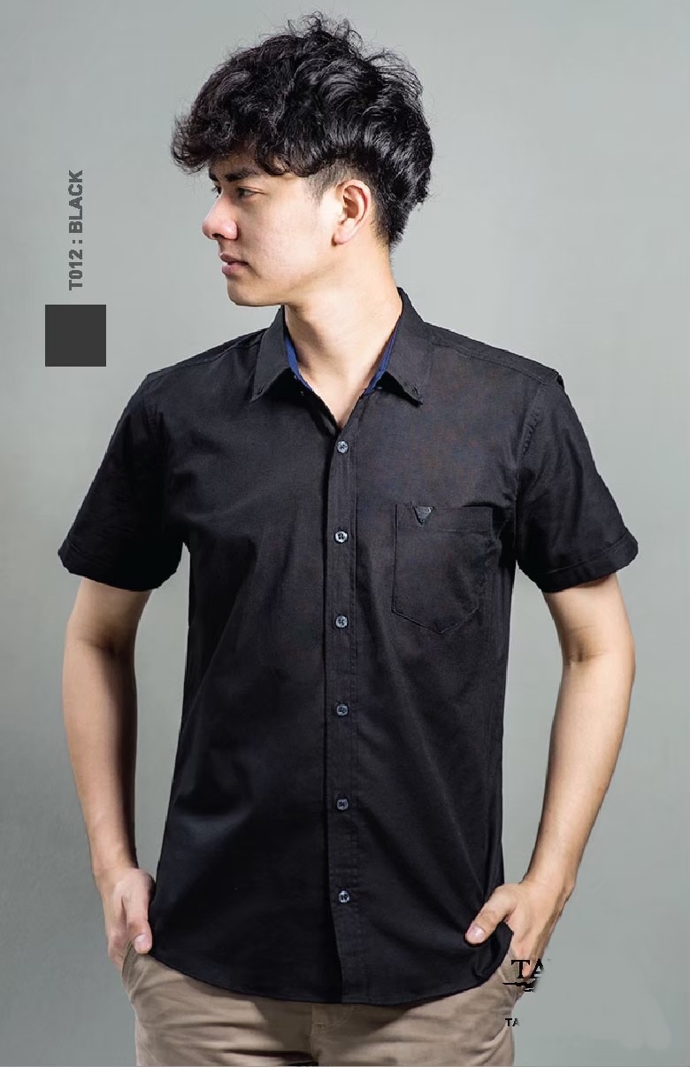 เสื้อเชิ้ตผู้ชายคอปกแขนสั้นทรง Silmfit สีดำ