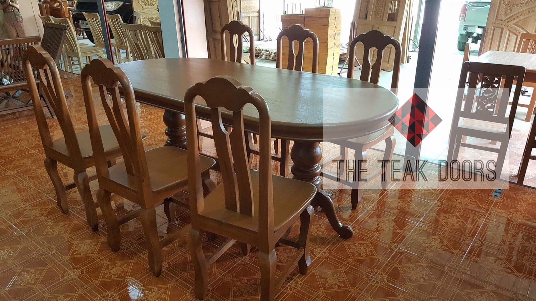 โต๊ะอาหารวงรี และ เก้าอี้ 6 ตัว