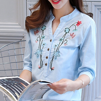 เสื้อผ้าฝ้ายคอวีปักลายดอกไม้ สีฟ้า