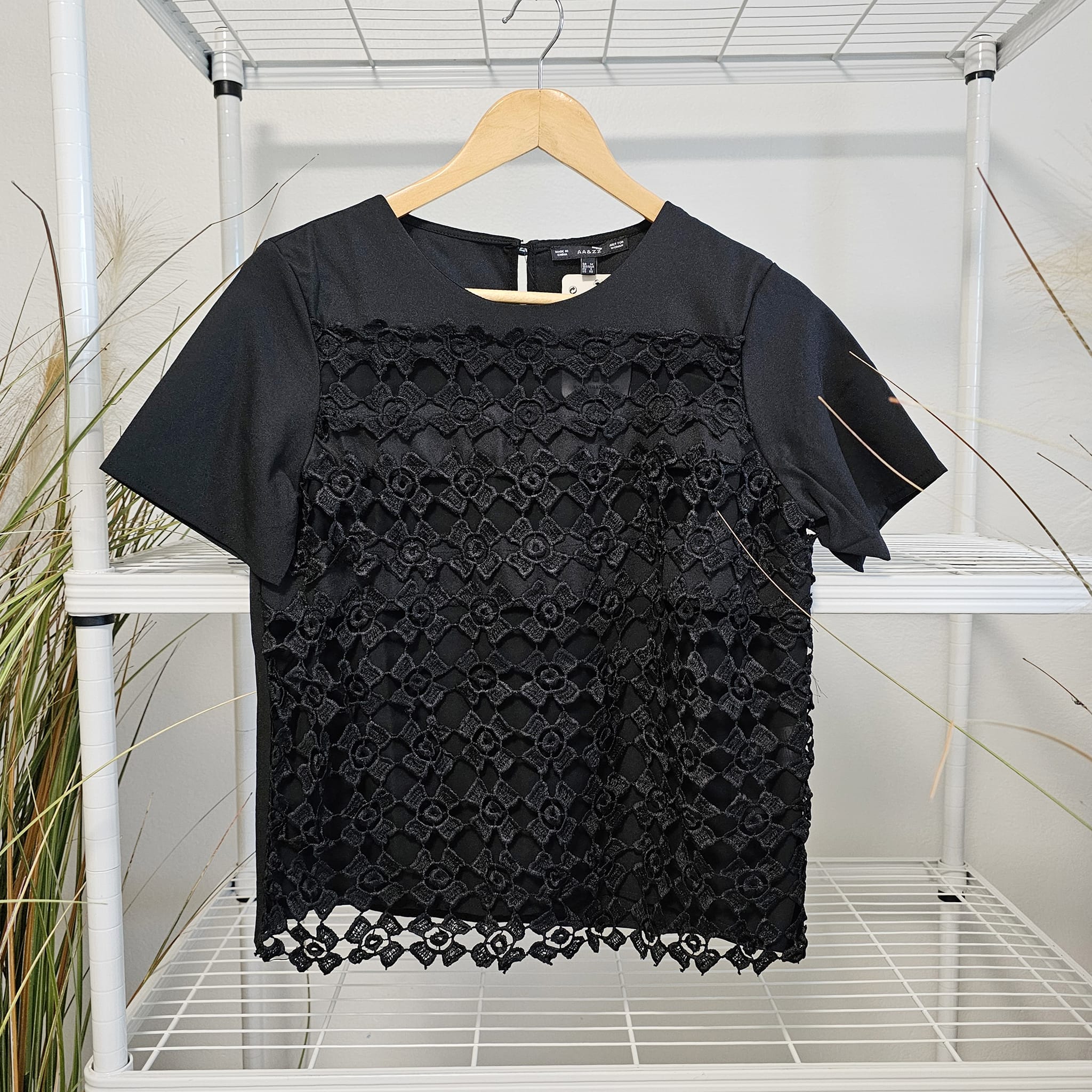 เสื้อดำลูกไม้..