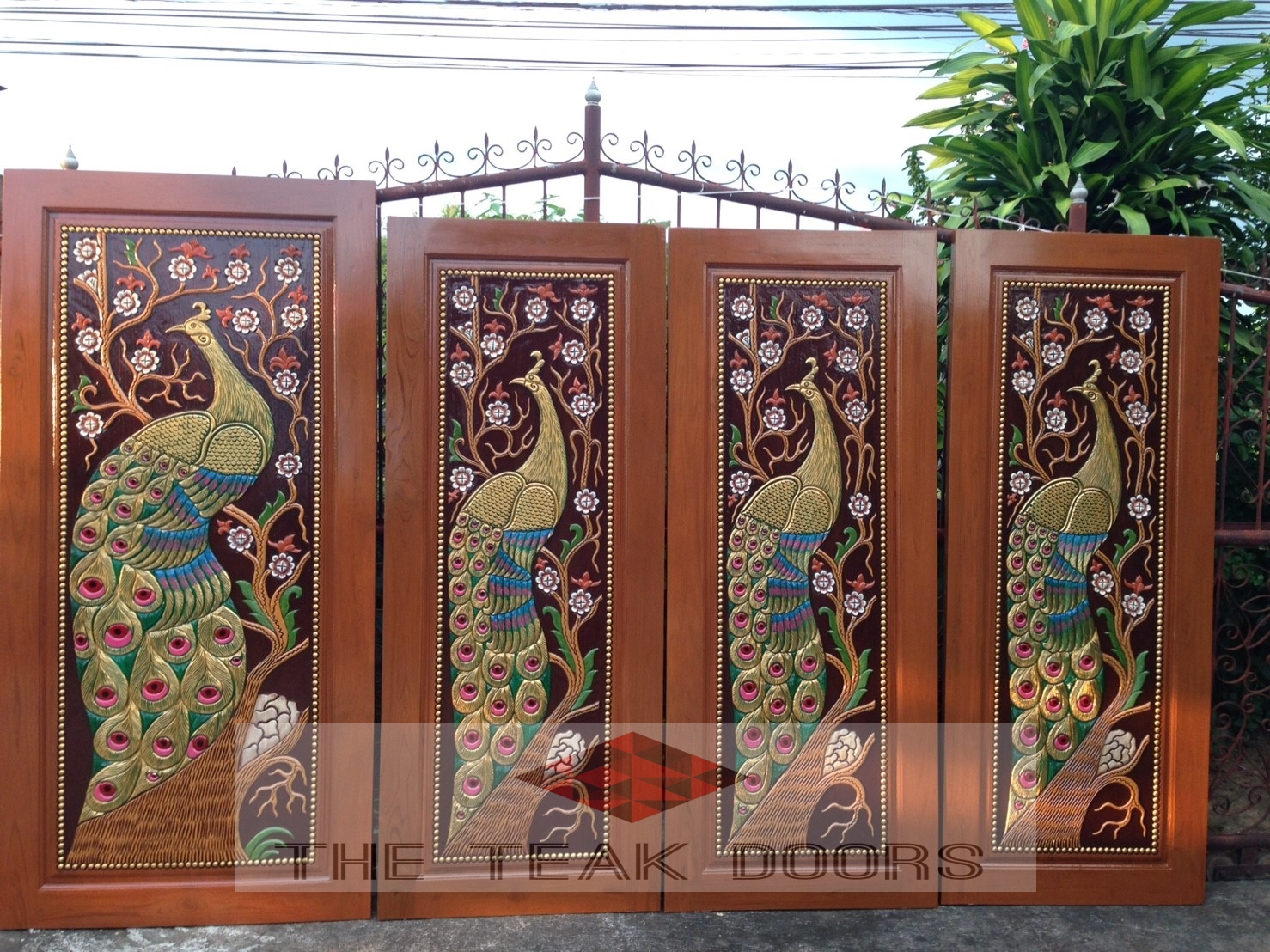TD113 ประตูไม้สัก บานเดี่ยว ลายนกยูงกับดอกไม้ ขนาด 80X200ซม.
