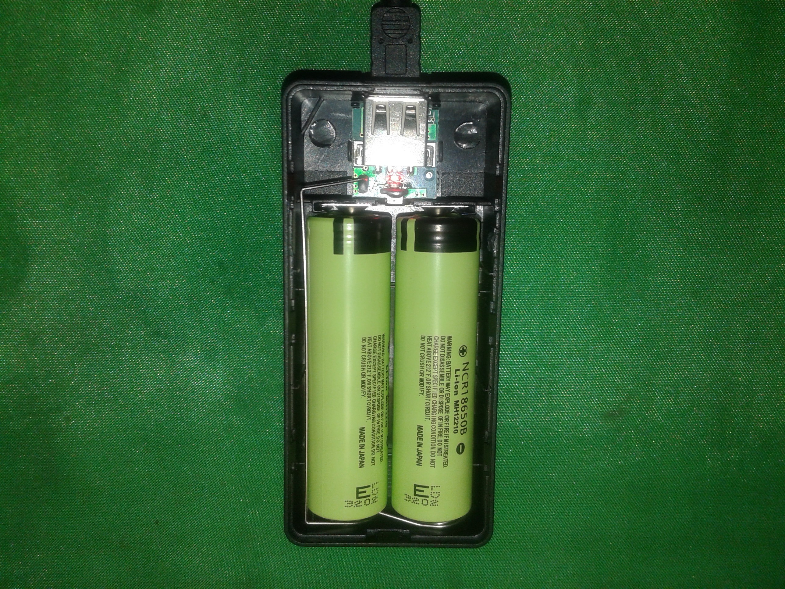 พาวเวอร์แบ้งค์ DIYรางชาร์ท2ก้อน มาพร้อมวงจรชาร์ท in-out สีดำ ฝาขาว