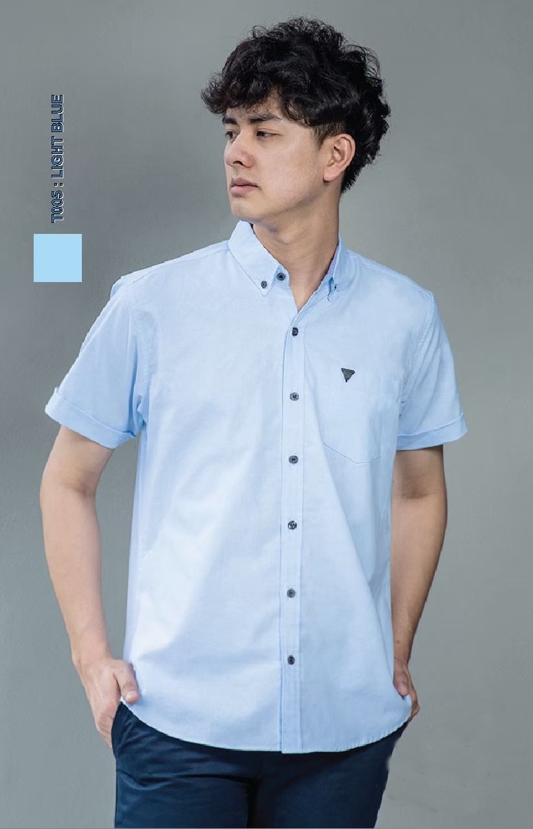 เสื้อเชิ้ตผู้ชายคอปกแขนสั้นทรง Silmfit สีฟ้า