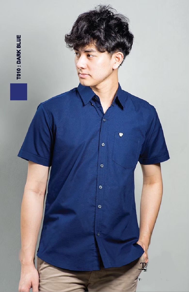 เสื้อเชิ้ตผู้ชายคอปกแขนสั้นทรง Silmfit สีกรมท่า