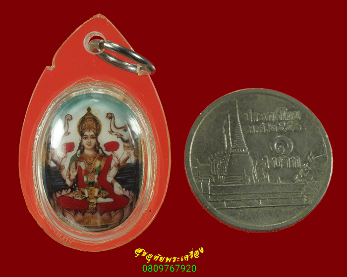 887.ล็อกเก็ตพระแม่อุมาเทวี วัดแขกสีลม กรุงเทพฯ มีจารเลี่ยมพร้อมดอกไม้ในพิธีครับ