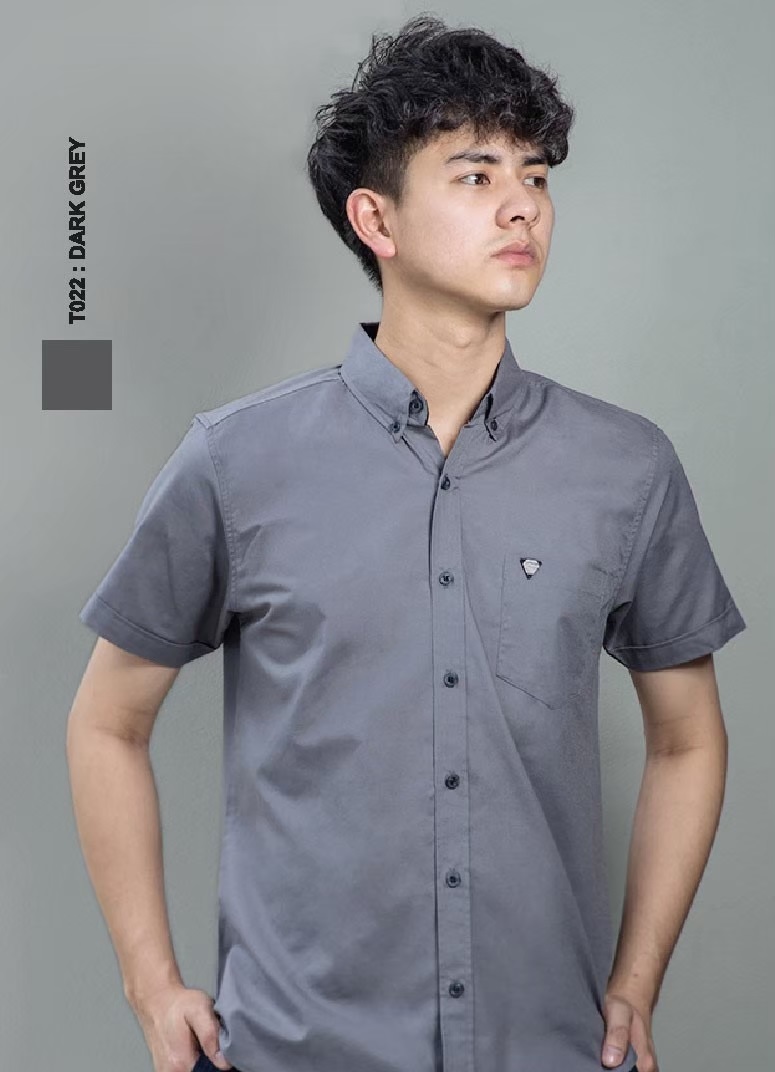 เสื้อเชิ้ตผู้ชายคอปกแขนสั้นทรง Silmfit สีเทา