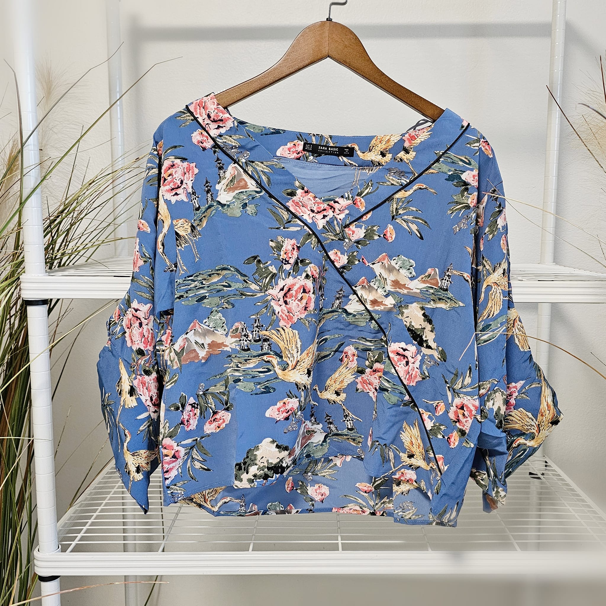 เสื้อวินเทจคอวีลายดอกไม้สีฟ้า
