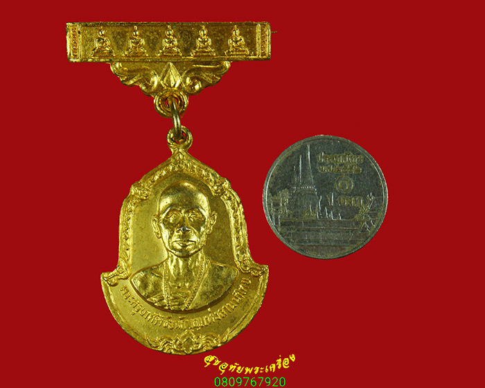 732.เหรียญเข็มกลัด ครูบาศรีวิชัย หลังพระพุทธสิหิงค์ วัดพระสิงห์ เนือกะใหล่ทอง ปี16 สวยกริ๊บกล่องเดิม