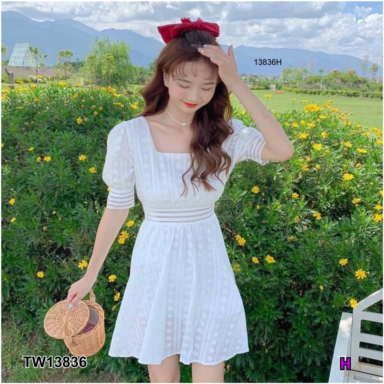 พร้อมส่ง : เดรสคอเหลี่ยมแต่งลูกไม้แขนตุ๊กตา