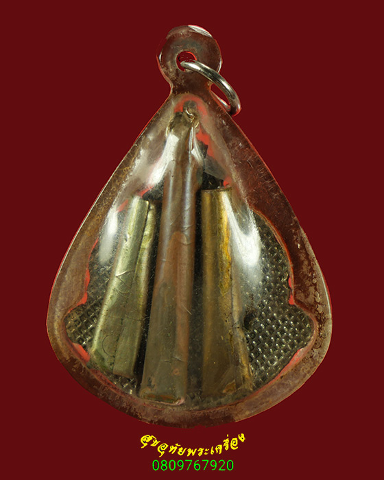 786.เข็มกลัดสมเด็จพระพุทธยอดฟ้ามหาราช เลี่ยมเก่าพร้อมตะกรุดสามดอก เข้มขลังคลาสสิกครับ