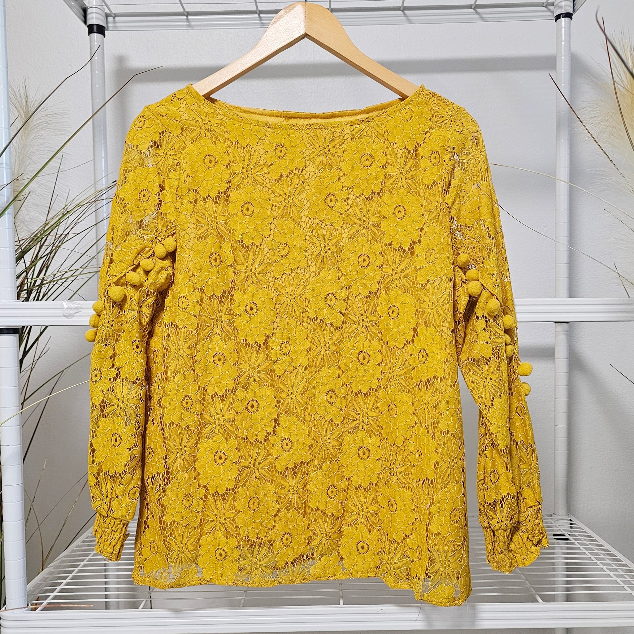เสื้อลูกไม้แขนยาว(มีตุ้มห้อย)สีเหลือง