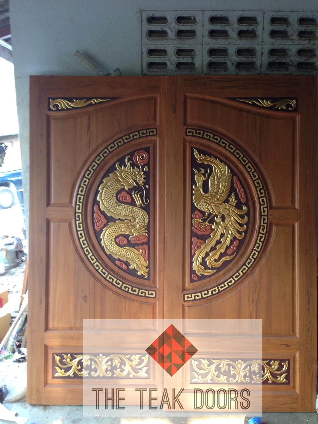 TD215 ประตูไม้สักบานคู่ วงกลมลายมังกรหงส์ ขนาด 180X200 ซม.