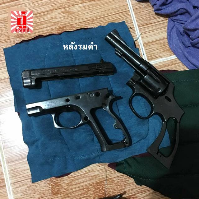 รมดำร้อน (เหล็ก) ถุงกลางพร้อมน้ำยาลอกรมดำ ตรา อู๋ ไกรฤกษ์ รมดำปืน เป็นสารเคมีใช้ต้มชิ้นงานที่เป็นเหล็กเพื่อรมดำกันสนิม ช่วยยืดอายุการใช้งาม สวยงาม เพิ่มมูลค่าเช่น ปืน มีด อะไหล่ เป็นต้น