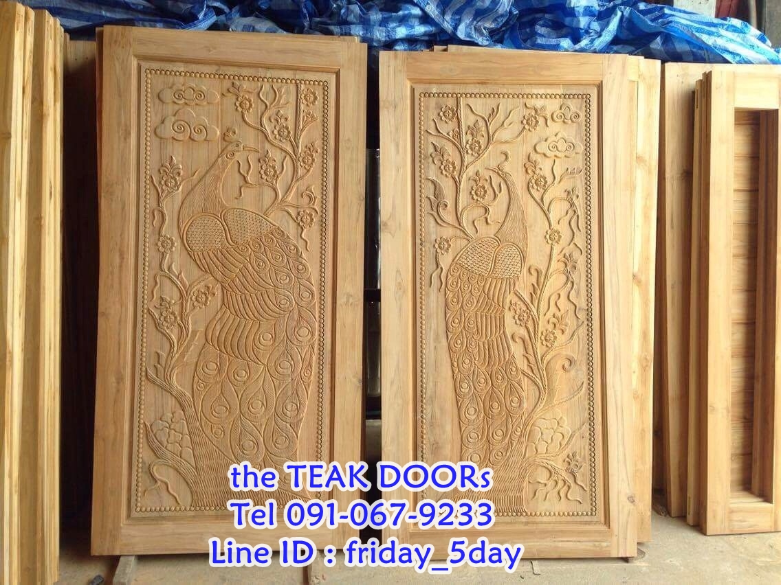TD113 ประตูไม้สัก บานเดี่ยว ลายนกยูงกับดอกไม้ ขนาด 80X200ซม.