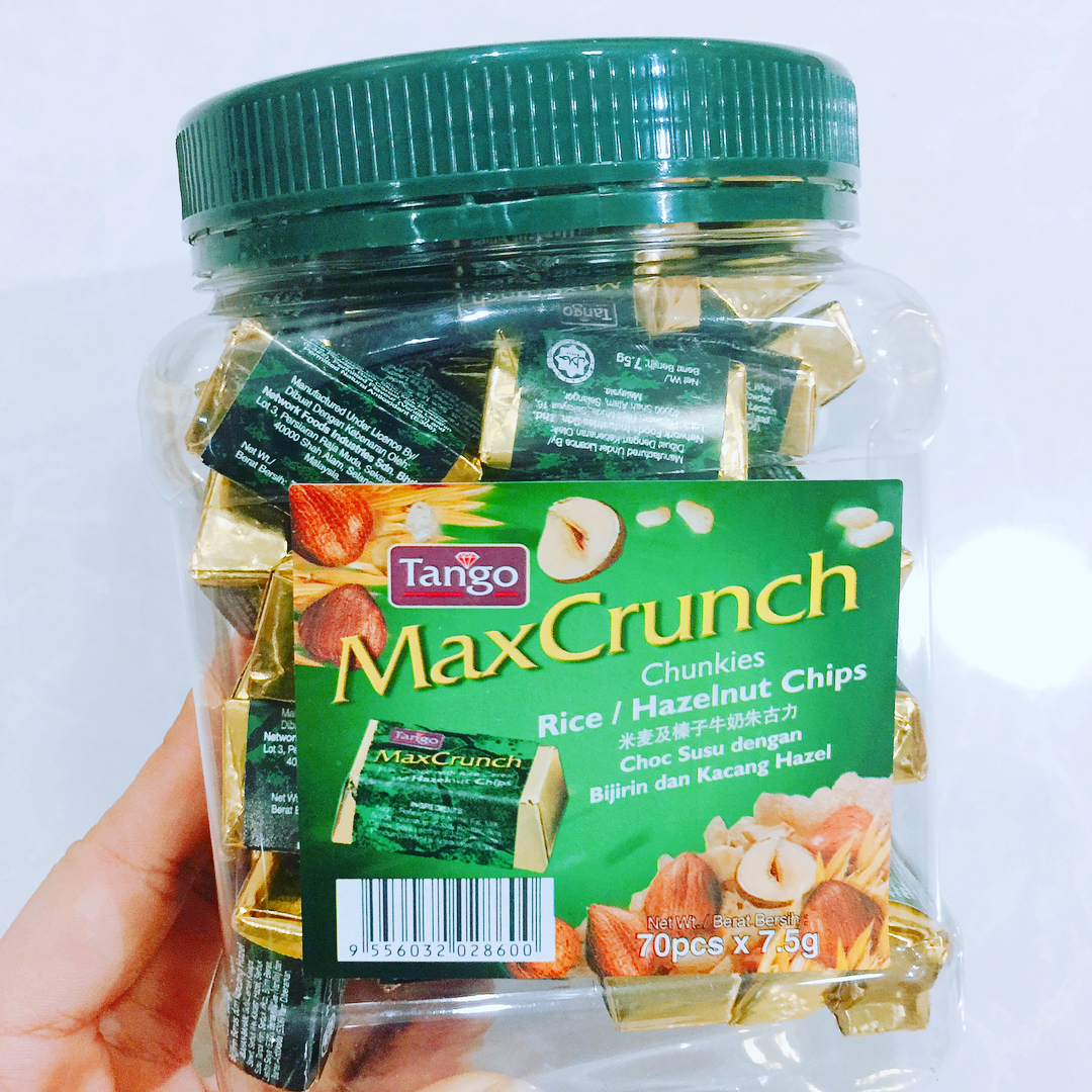 Tango MaxCrunch Hazelnut ช็อคโกแลตแท่ง สีเขียว รส เกาลัด 1 ขวด 70 ชิ้น
