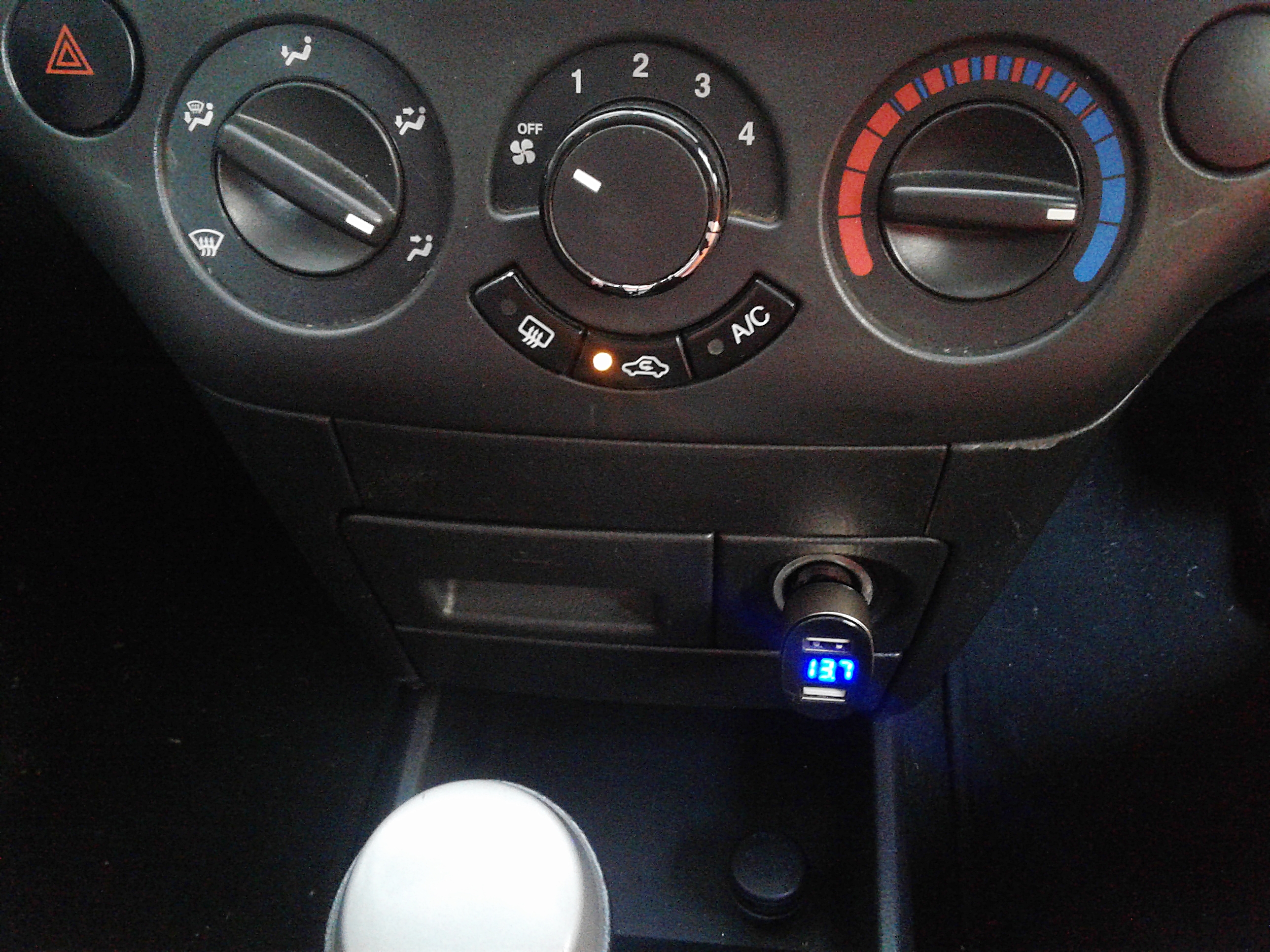 ที่ชาร์จมือถือในรถพร้อมช่องเสียบ USB 2ช่อง มีจอวัดโวลท์ วัดแอมป์ เช๊คแบตเตอรี่ เช๊คไดชาร์ทได้