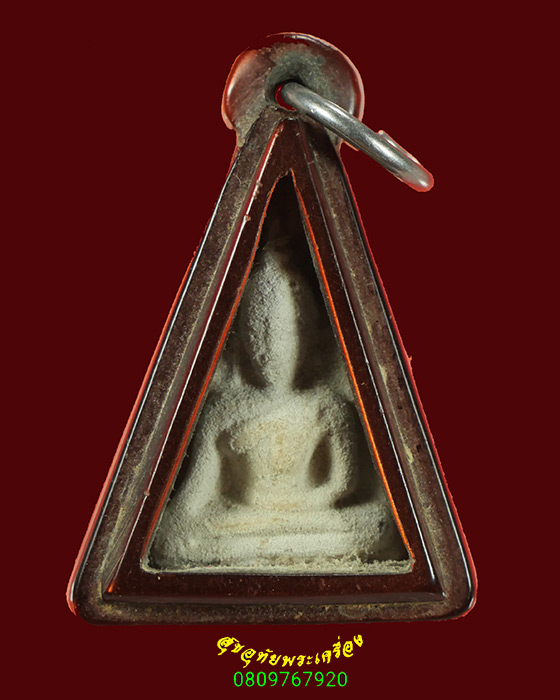 662.พระนางพญา เนื้อผงน้ำมัน หลวงพ่อกวย หลังเรียบ เลี่ยมยุคเก่าเข้มขลังคลาสสิกครับ