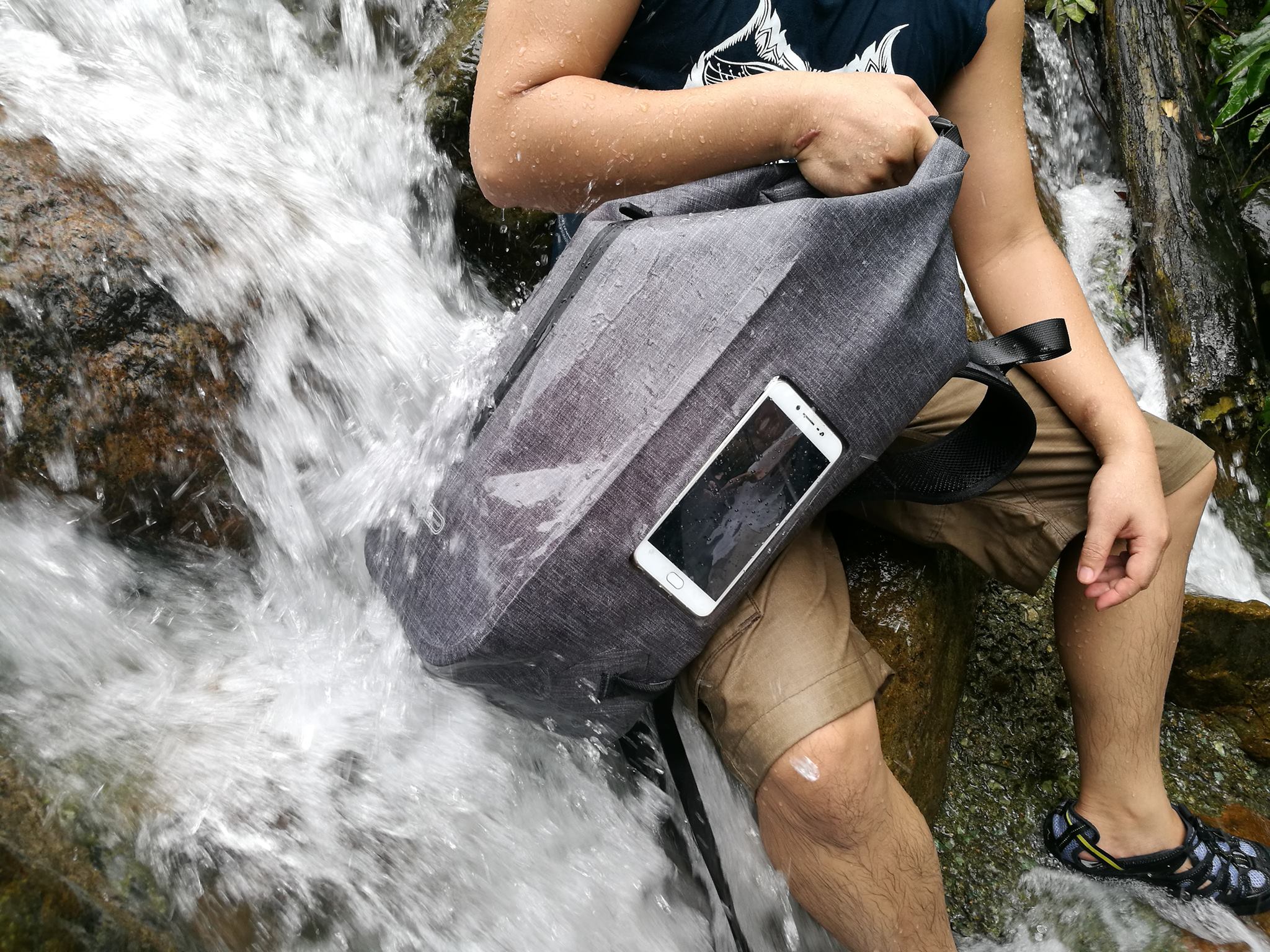 กระเป๋าเป้กันน้ำ 100% Rhinowalk รุ่น TF710 สีดำ