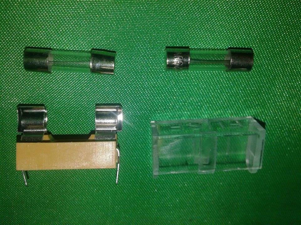 ชุดกล่องฟิวส์ พร้อมฟิวส์ 30A 2ตัว FUSE 30A ขนาด 20X5MM