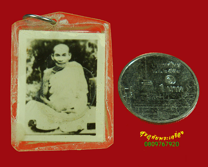 145.รูปถ่ายหลวงพ่อเคลือบ วัดหนองกระดี่ จ.อุทัยธานี หลังพระเกจิ เก่ามีปรอท เข้มขลังคลาสสิกน่าบูชาครับ