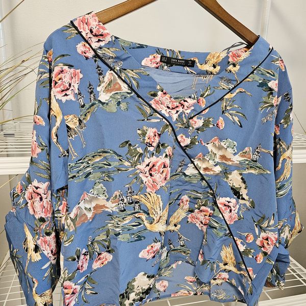เสื้อวินเทจคอวีลายดอกไม้สีฟ้า
