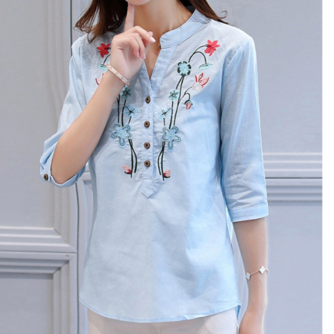 เสื้อผ้าฝ้ายคอวีปักลายดอกไม้ สีฟ้า