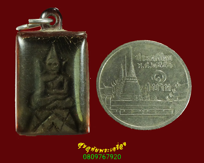 587.พระพุทธนั้งบัว ไม้งิ้วดําแกะ เก่ามีอายุเข้มขลังคลาสสิก มีเลี่ยมแบบเลนส์ยุคเก่าน่าบูชาครับ