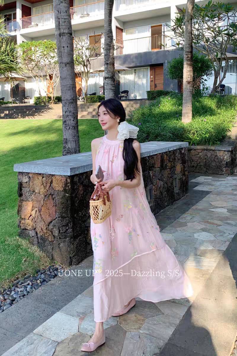 พร้อมส่ง : เดรสสายเดี่ยวยาวปักลายดอกไม้ชายระบาย