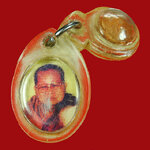 70.รูปถ่ายหลวงปู่จันทรา วัดป่าเขาน้อยจ.พิจิตร พร้อมลูกอมเนื้อดิน ผสมผง เลี่ยมเก่าน่าบูชาครับ