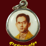 682.ล็อกเก็ตในหลวง รัชกาลที่ 9 พิมพ์กลมเล็ก หลังลายเซ็นต์ เป็นมงคลยิ่งน่าบูชามากครับ