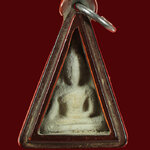 662.พระนางพญา เนื้อผงน้ำมัน หลวงพ่อกวย หลังเรียบ เลี่ยมยุคเก่าเข้มขลังคลาสสิกครับ