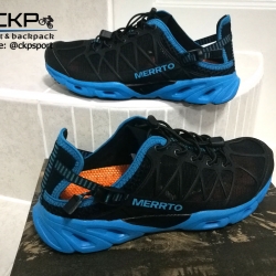 รองเท้าลุยน้ำ รองเท้าแห้งเร็ว Merrto 7225 สีดำฟ้า