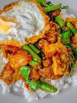 ผัดพริกแกงทะเล+ไข่ดาว